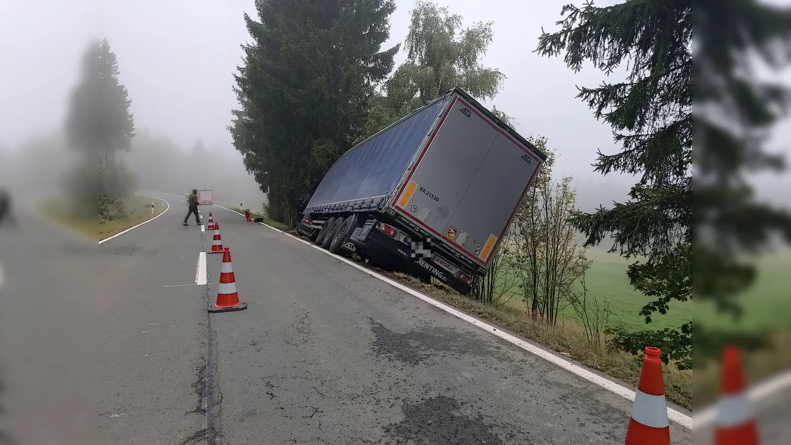 Zwischen Altglashütte und Silberhütte ist ein Lastwagen in den Graben gerutscht.  (Bild: nic)