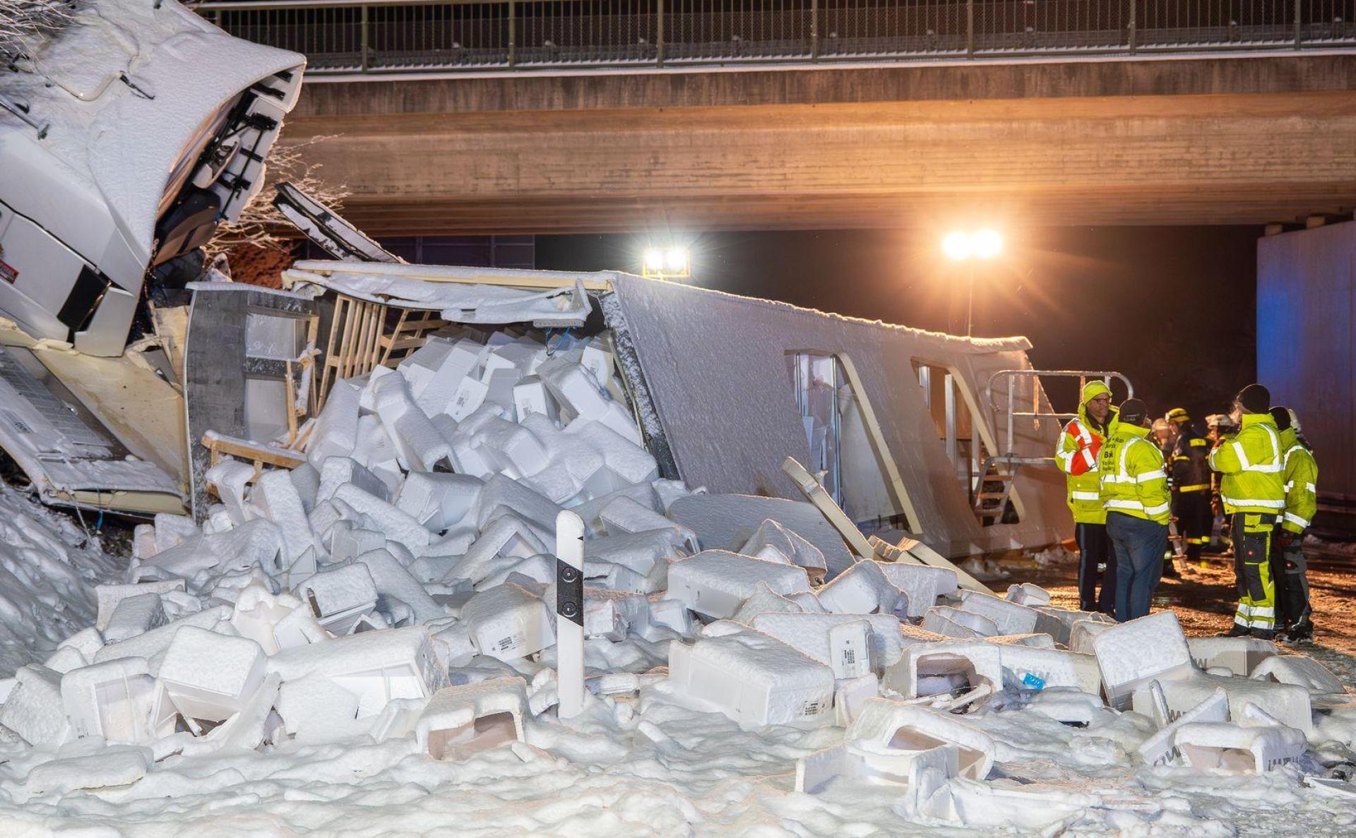 Auf der A 93 bei Wernberg-Köblitz kam ein mit Lachs beladener Lkw von der Straße ab. (Bild: Lars Haubner/News5/dpa)