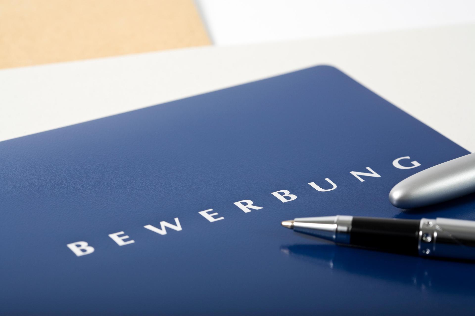 Alle Unterlagen beisammen? Wenn auch beim letzten Check alles passt, kann die Bewerbung rausgehen. (Bild: eyewave - stock.daobe.de)