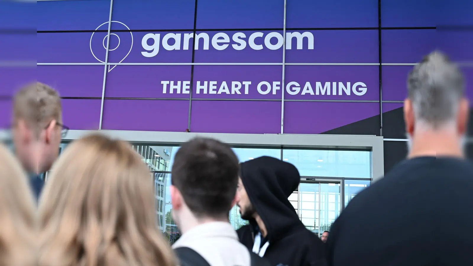 Es geht wieder los: In den kommenden Tagen wird es voll sein in den Kölner Messehallen.  (Bild: Wolf von Dewitz/dpa)