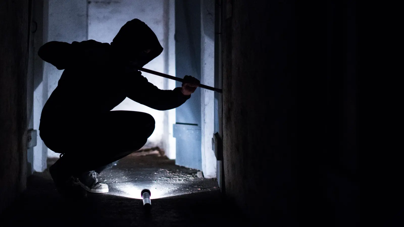 Aufgrund einer Videoaufnahme ermittelte die Polizei Eschenbach zusammen mit den Kollegen in Weiden einen mutmaßlichen Einbrecher, der in Grafenwöhr zugange war.  (Symbolbild: Silas Stein / dpa)