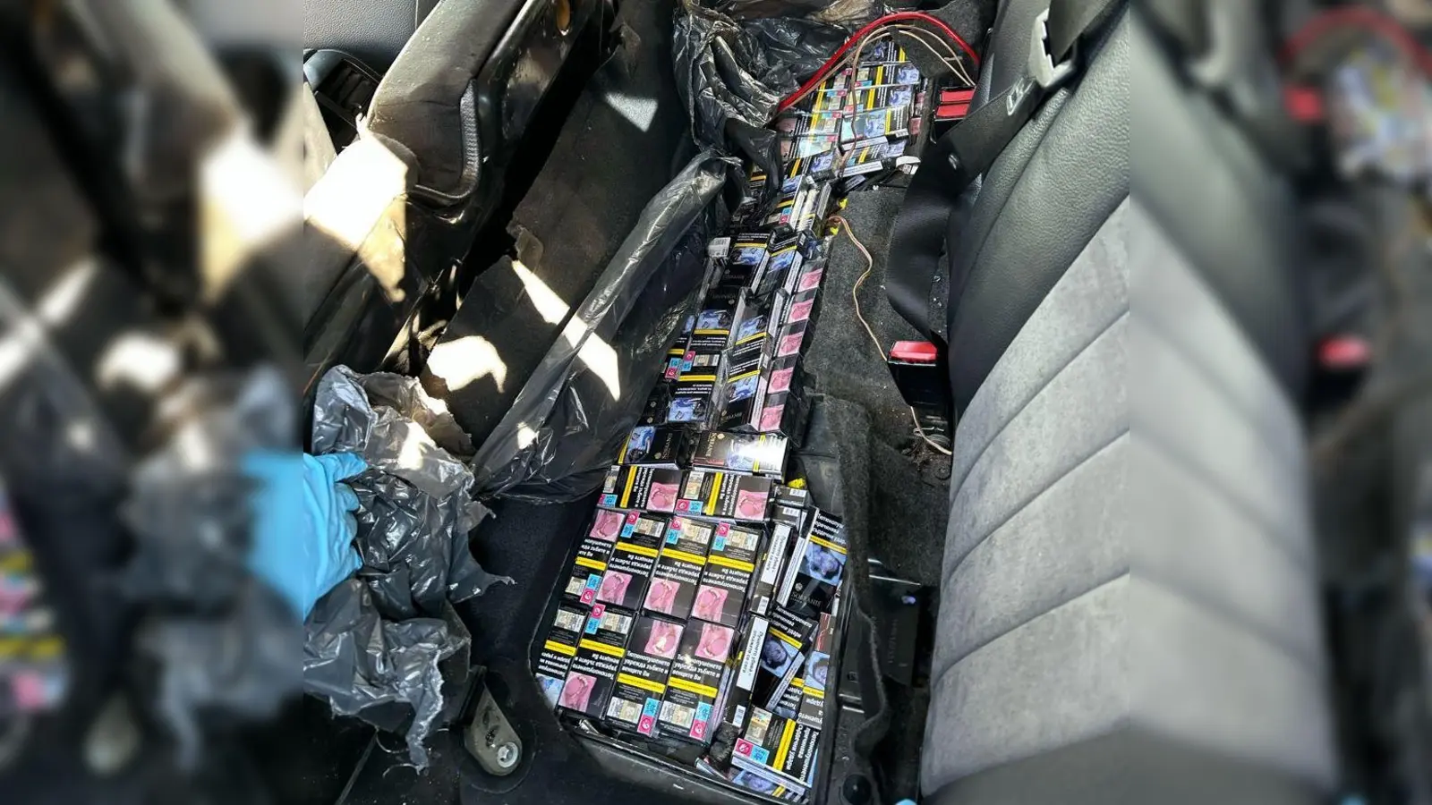 Rücksitzbank voll mit Zigaretten (Bild: Zoll Selb)