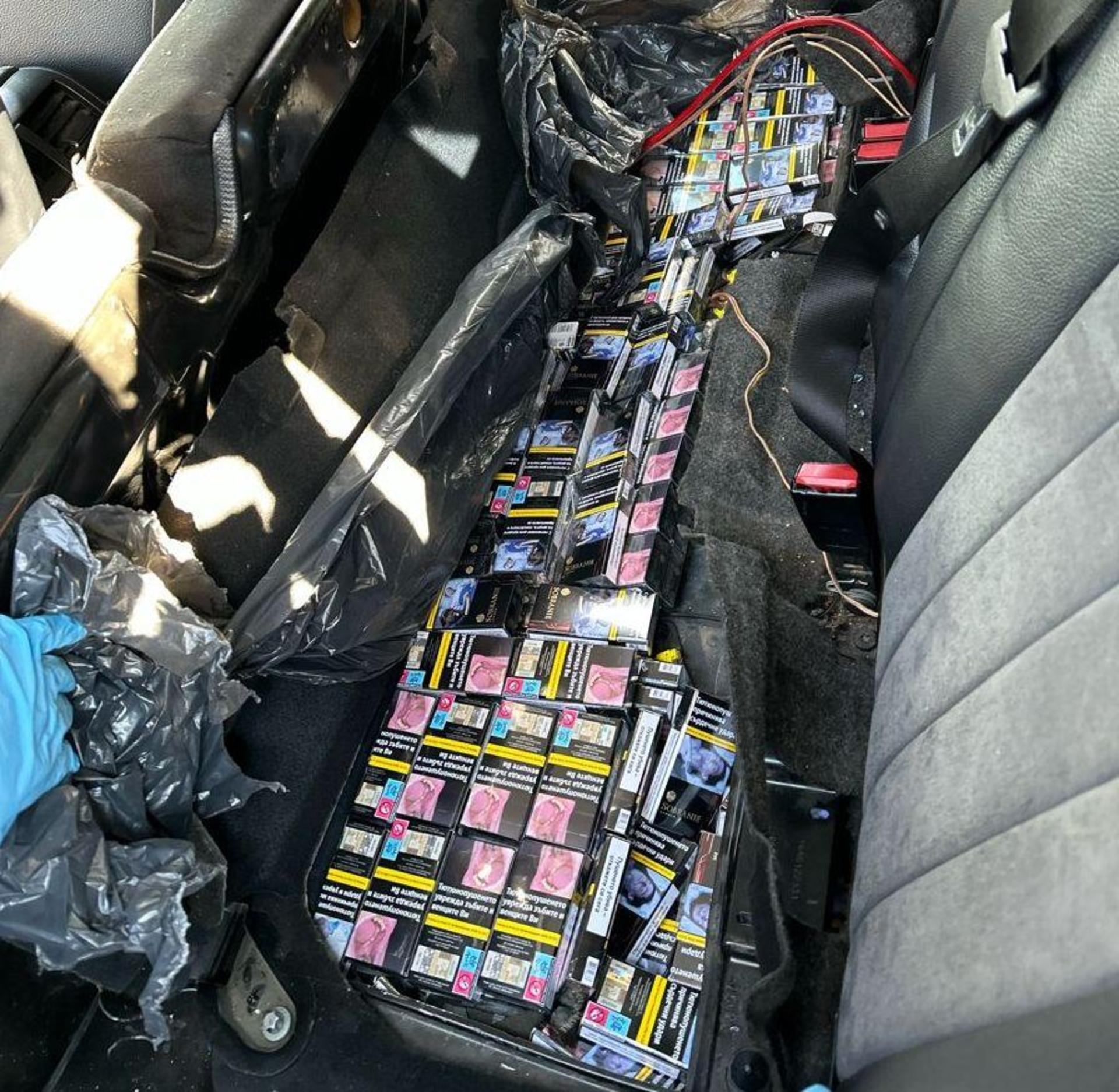 Rücksitzbank voll mit Zigaretten (Bild: Zoll Selb)