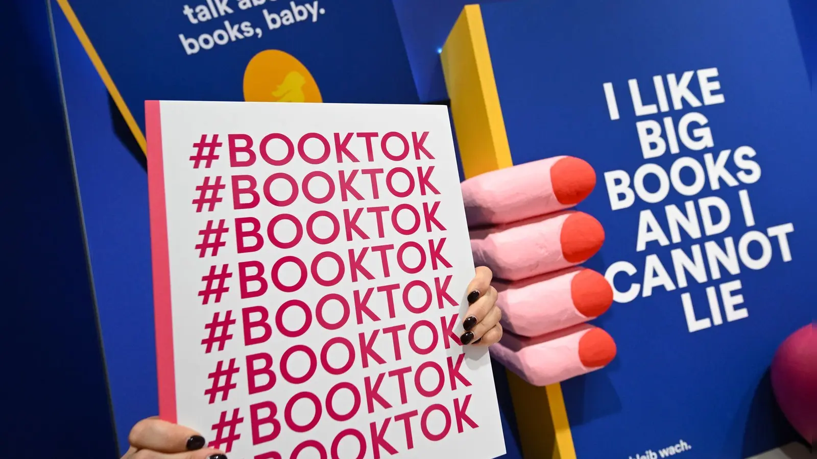 In der BookTok-Community tauschen sich vor allem junge Menschen über ihre Lieblingsbücher aus. (Archivbild: Arne Dedert/dpa)