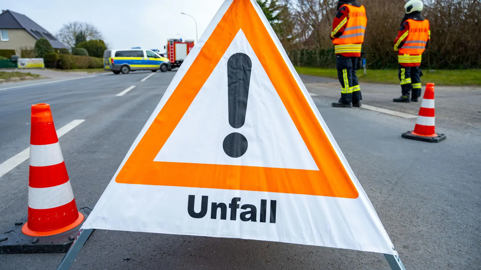 Obwohl der Mann rechtzeitig wieder einscherte, musste die Frau im entgegenkommenden Auto bremsen und rutschte so in den Lastwagen. (Symbolbild: Stefan Sauer)