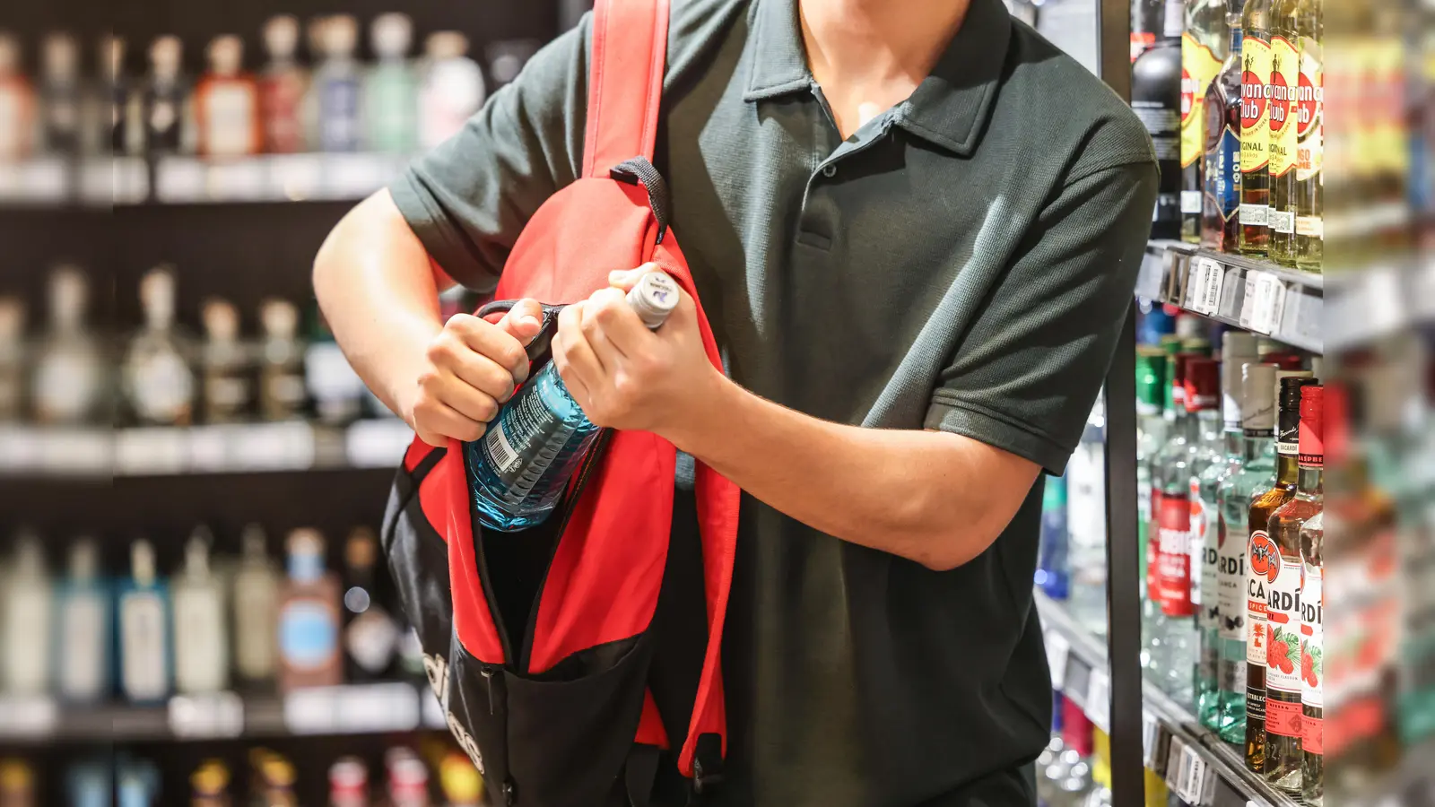Ladendiebstahl in Schwandorf: Ein 16-Jähriger soll elf Dosen mit Energiegetränken in einem Discounter gestohlen haben. (Symbolbild: Oliver Berg)