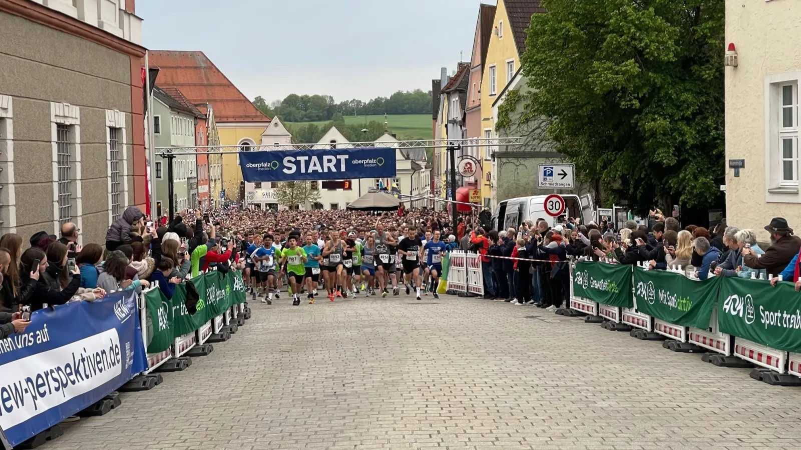 Startschuss beim Nofi-Lauf in Weiden: Auch in diesem Jahr gehen wieder tausende Läufer auf die Strecke.  (Archivbild: Alexander Unger)