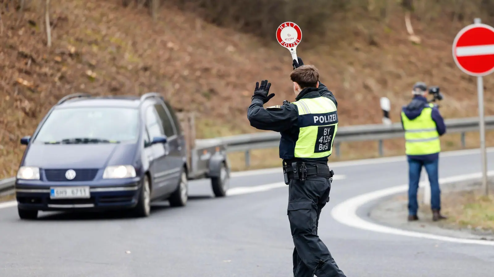 Die Grenzpolizei Waidhaus stoppt einen Autofahrer ohne Führerschein, ein anderer hat ein illegales Reizstoffsprühgerät dabei.  (Symbolbild: Daniel Löb/dpa)