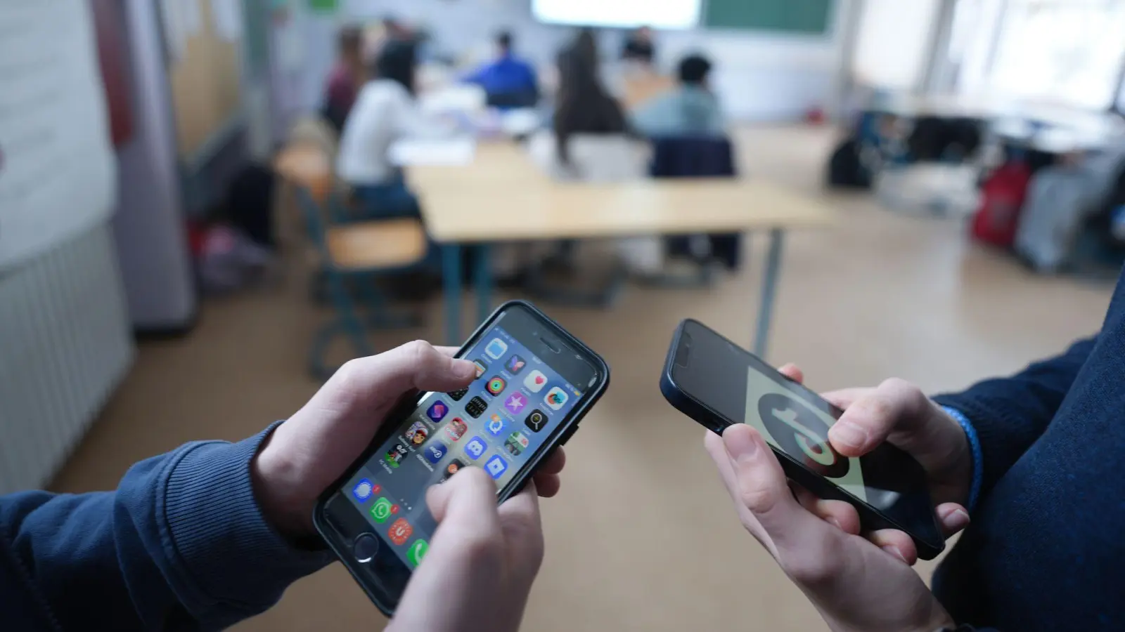 Der Aktionsrat Bildung fordert Altersgrenzen für Social-Media-Plattformen - und private Handynutzung in den Schulen erst ab der Zehnten. (Symbolbild) (Bild: Marcus Brandt/dpa)