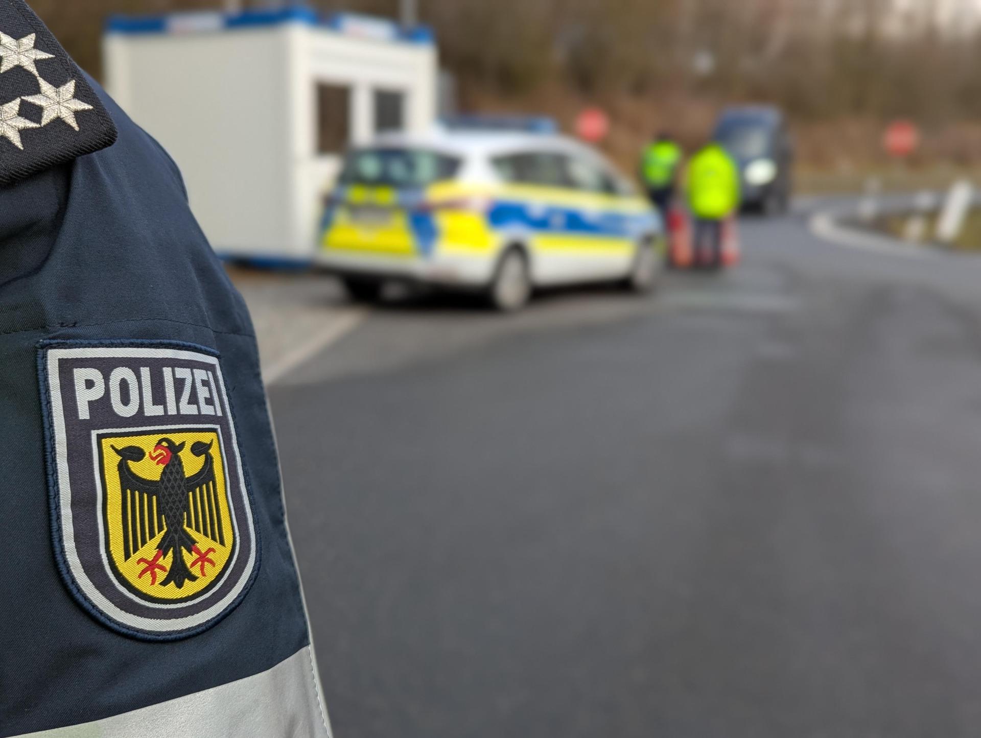 Bei einer Grenzkontrolle auf der A6 verweigert die Bundespolizei einem Nordmazedonier die Einreise.  (Symbolbild: Bundespolizei)