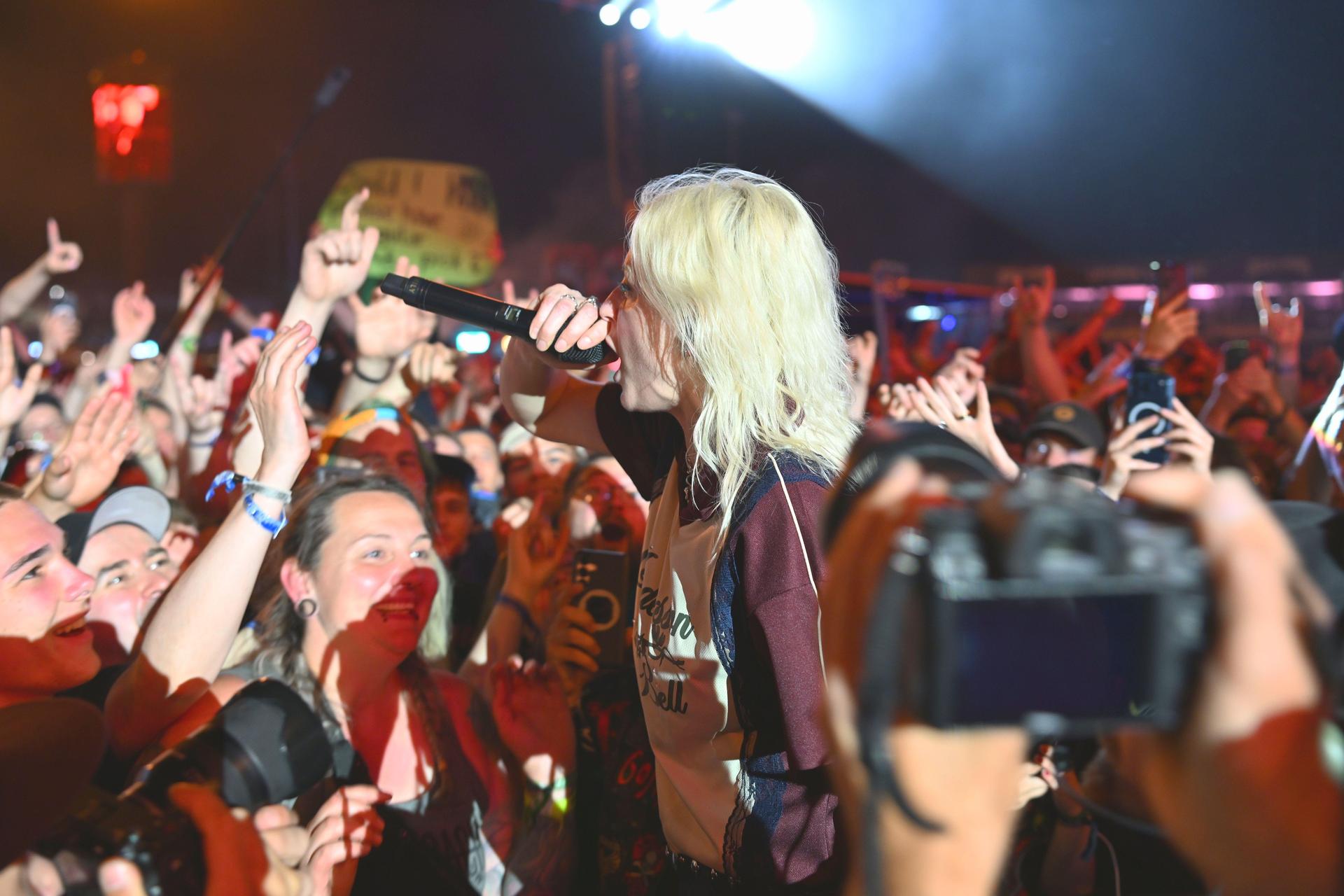 Keine Berührungsängste: Linkin-Park-Frontfrau Emily Armstrong.  (Bild: Tobias Schwarzmeier)