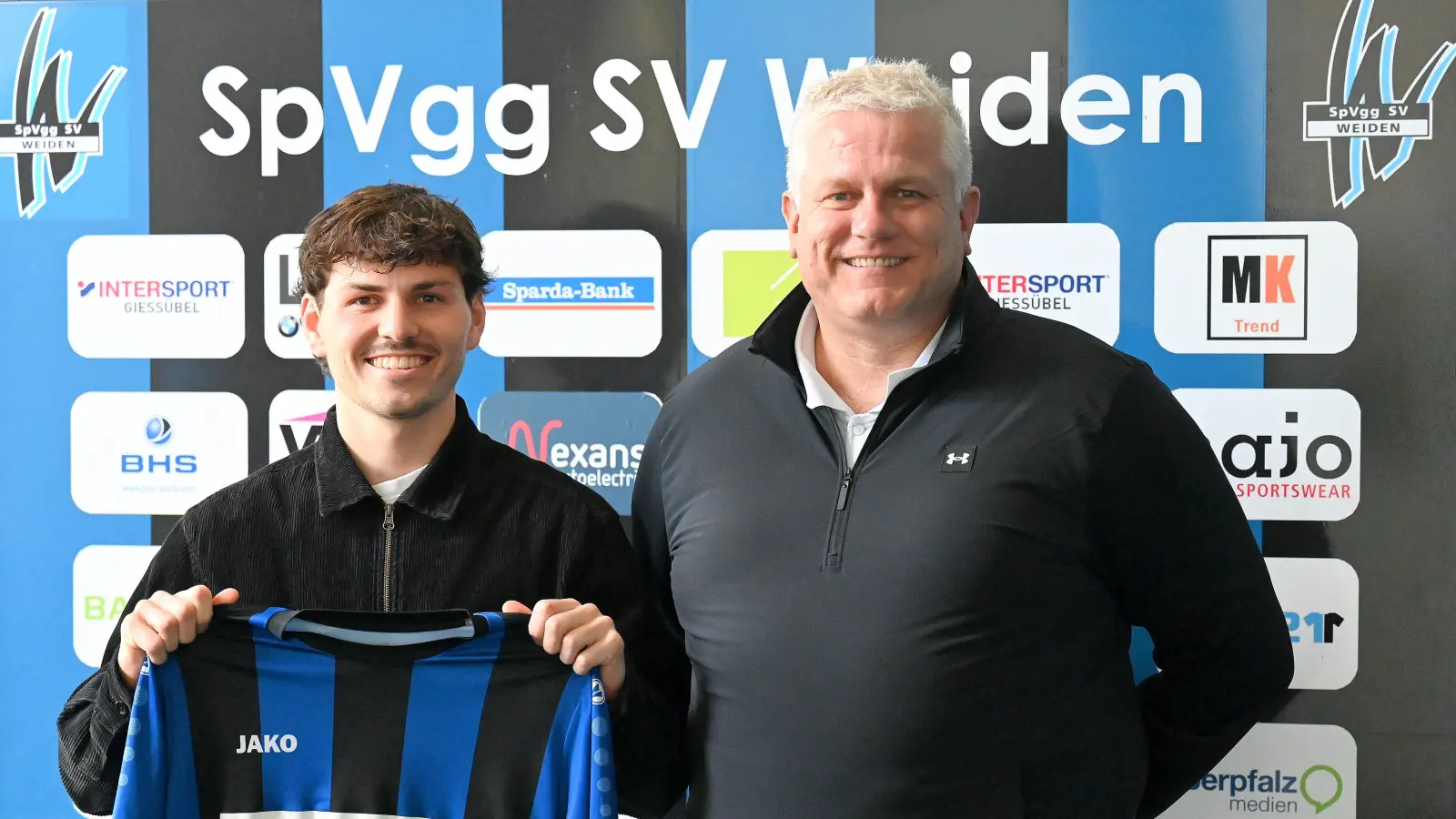 Michael Lummer (links) vom Regionalligisten SpVgg Hankofen-Hailing wechselt im Sommer ans Weidener Wasserwerk, sehr zur Freude von Sportdirektor Rüdiger Hügel. (Bild: Werner Franken/exb)