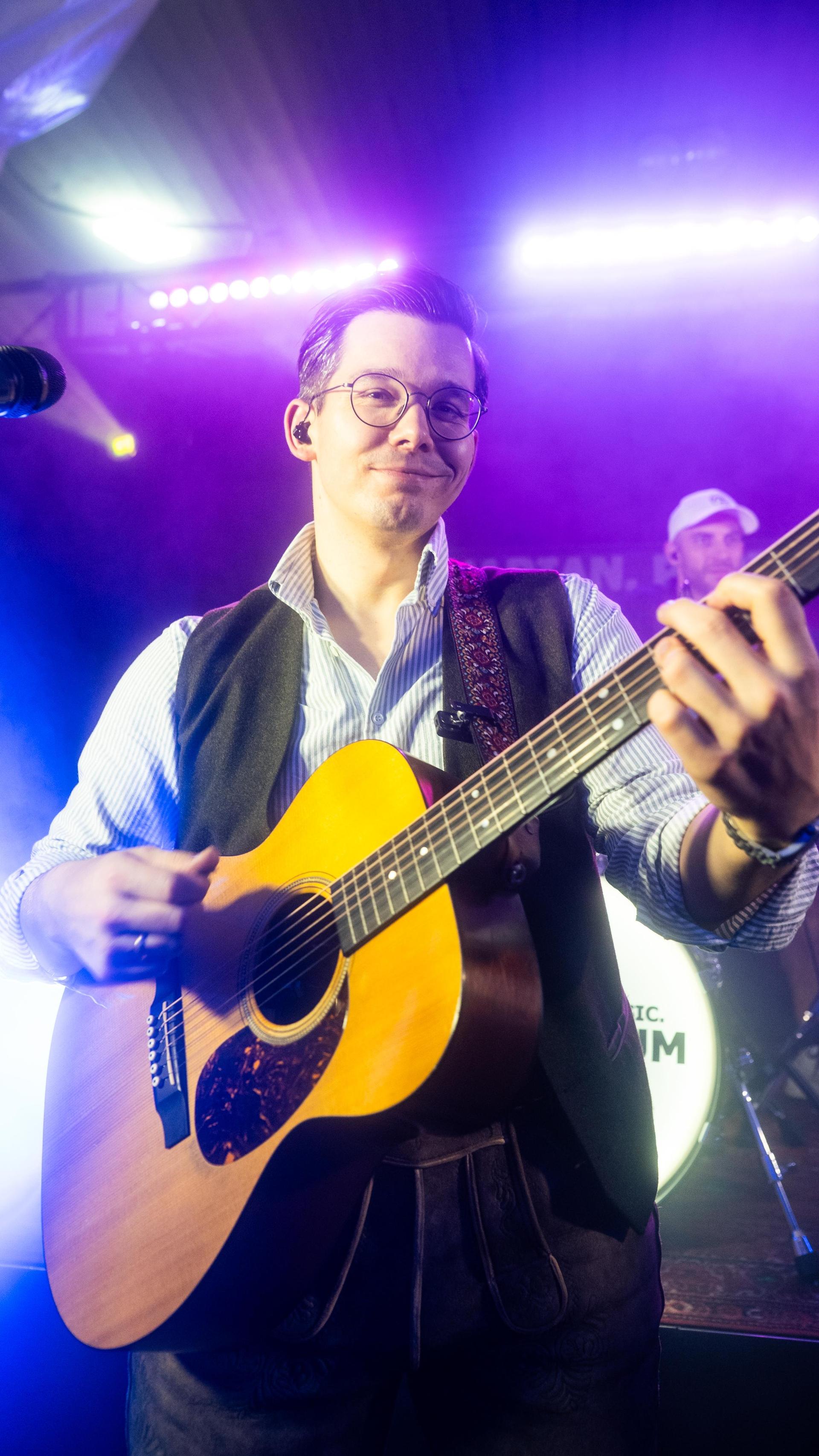 Beim Kirwa-Special der Etzenrichter Kirwa sorgte die Band „RUNDUMADUM” für Stimmung.  (Bild: Hannes Stock)