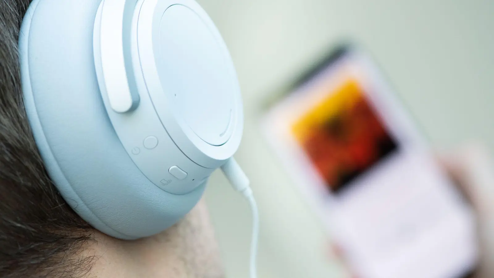 Zwei aus drei Songs waren von der KI. (Symbolbild) (Bild: Franziska Gabbert/dpa-tmn/dpa)