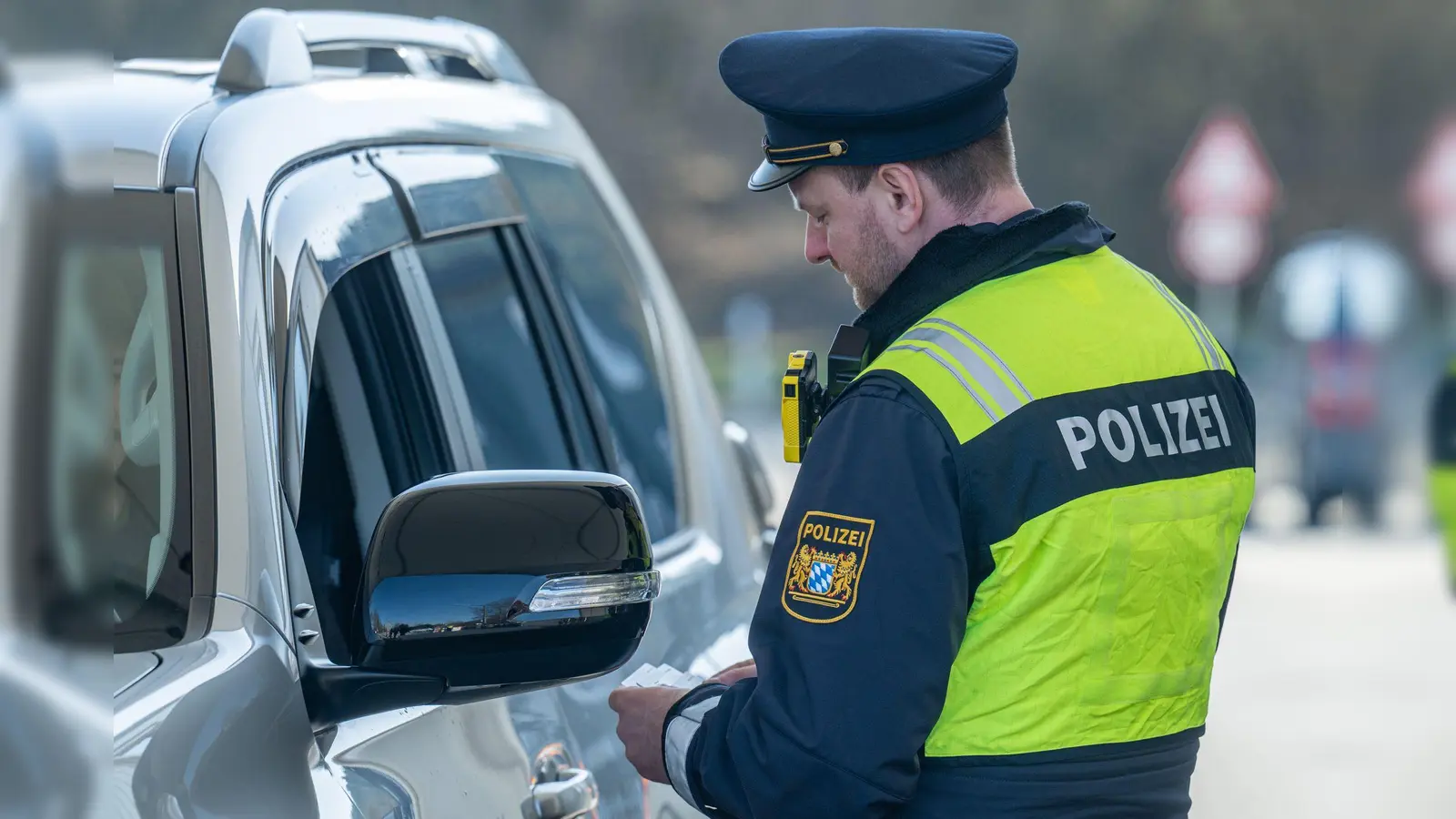 Bei einer Grenzkontrolle in Waidhaus wurden Dopingmittel, Feuerwerkskörper und Drogen sichergestellt. (Symbolbild: Armin Weigel/dpa)