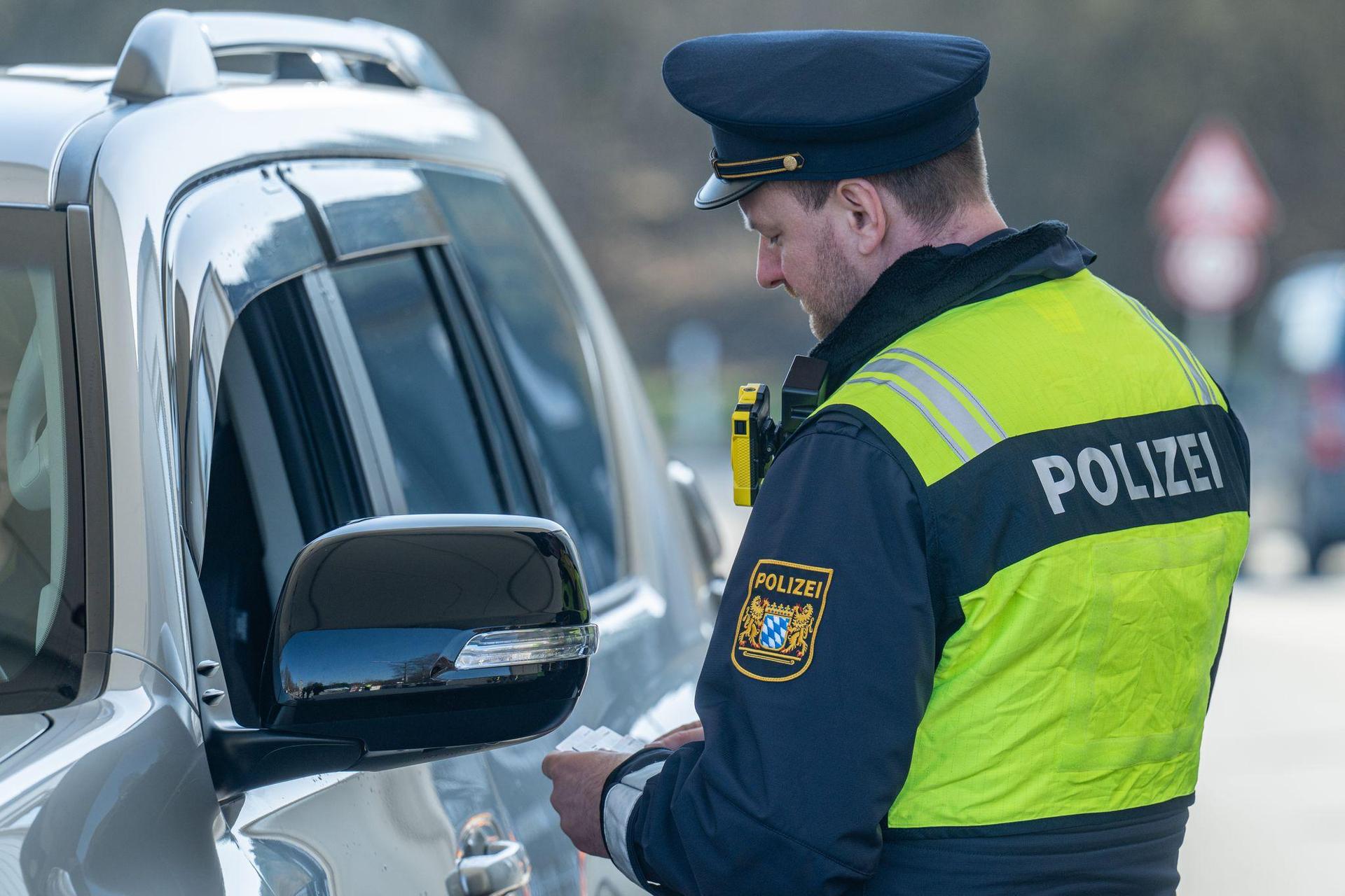 Bei einer Grenzkontrolle in Waidhaus wurden Dopingmittel, Feuerwerkskörper und Drogen sichergestellt. (Symbolbild: Armin Weigel/dpa)