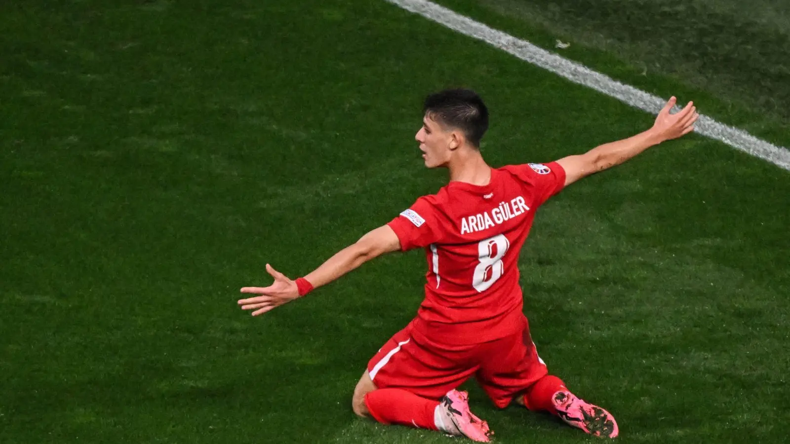 Traf sehenswert zum zwischenzeitlichen 2:1 der Türkei gegen Georgien: Arda Güler. (Bild: Julian Stratenschulte/dpa)