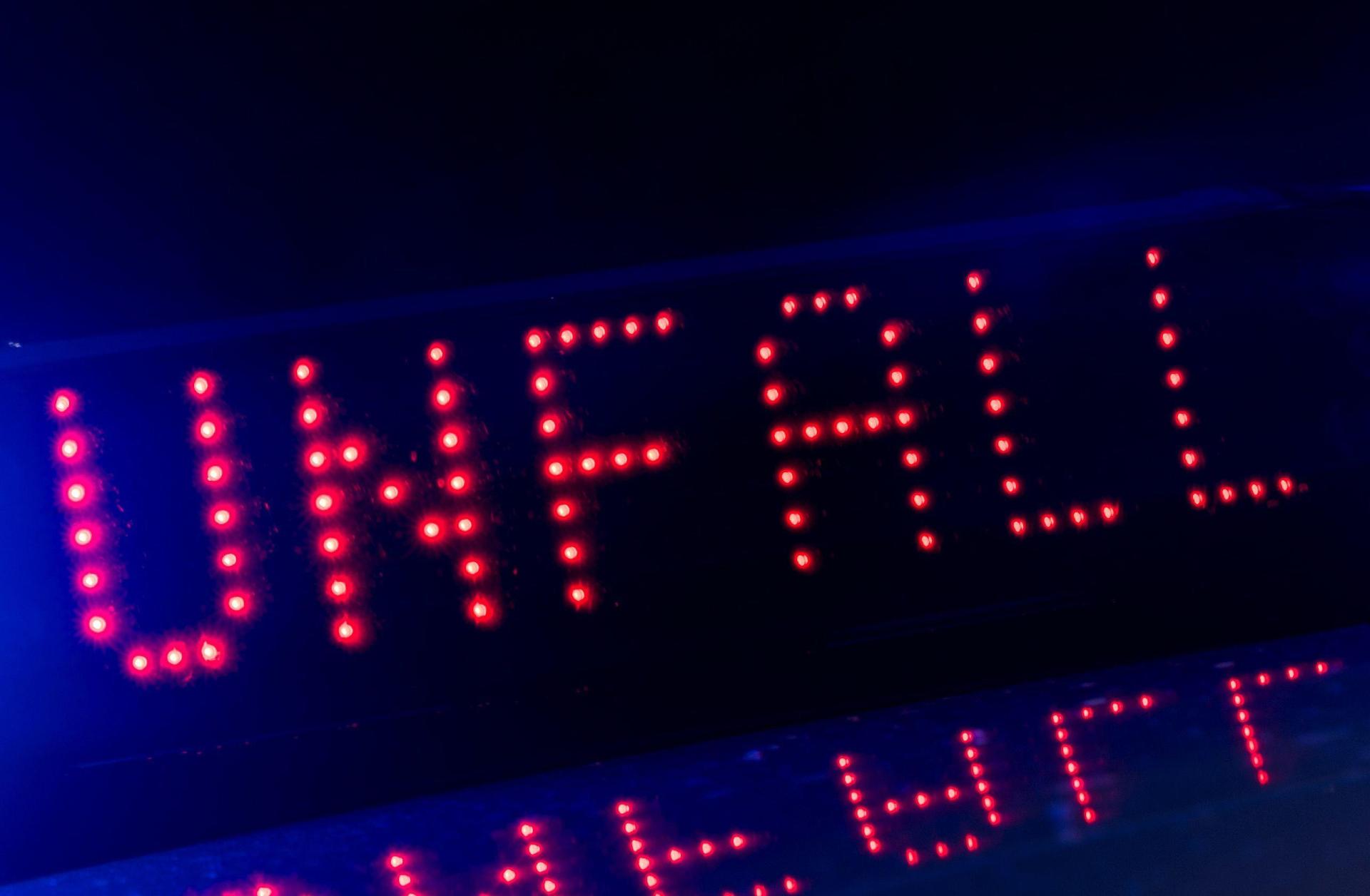 Aufgrund von dichtem Nebel ist es auf der B22 bei Kirchendemenreuth zu einem Auffahrunfall gekommen.  (Bild: Monika Skolimowska)